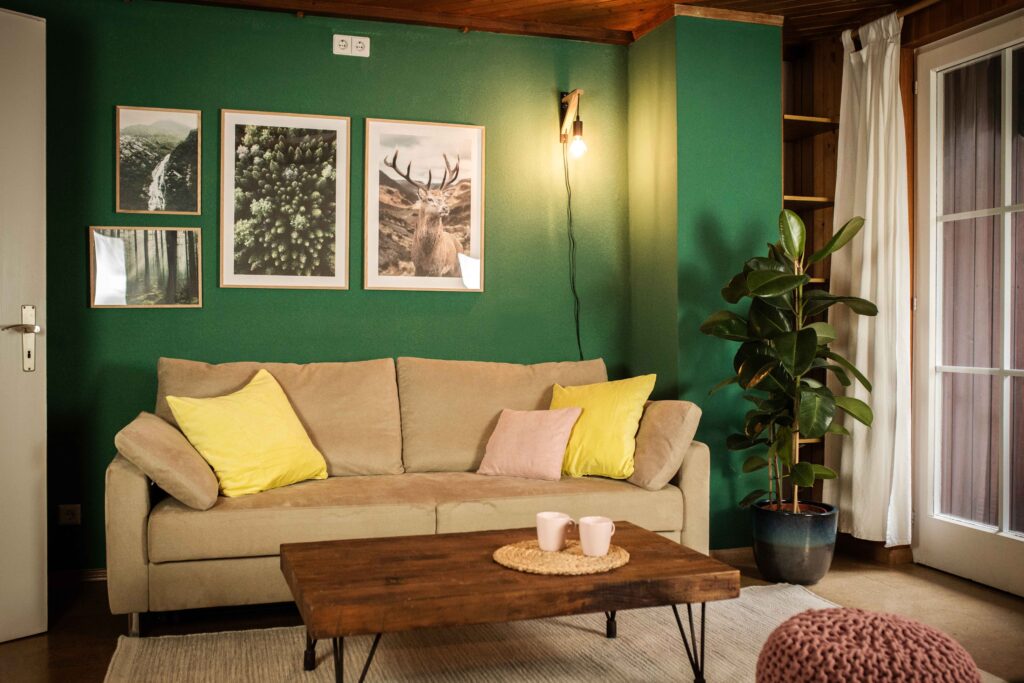 Ein Sofa und Couchtisch mit Pflanzen in der Ferienwohnung Talblick