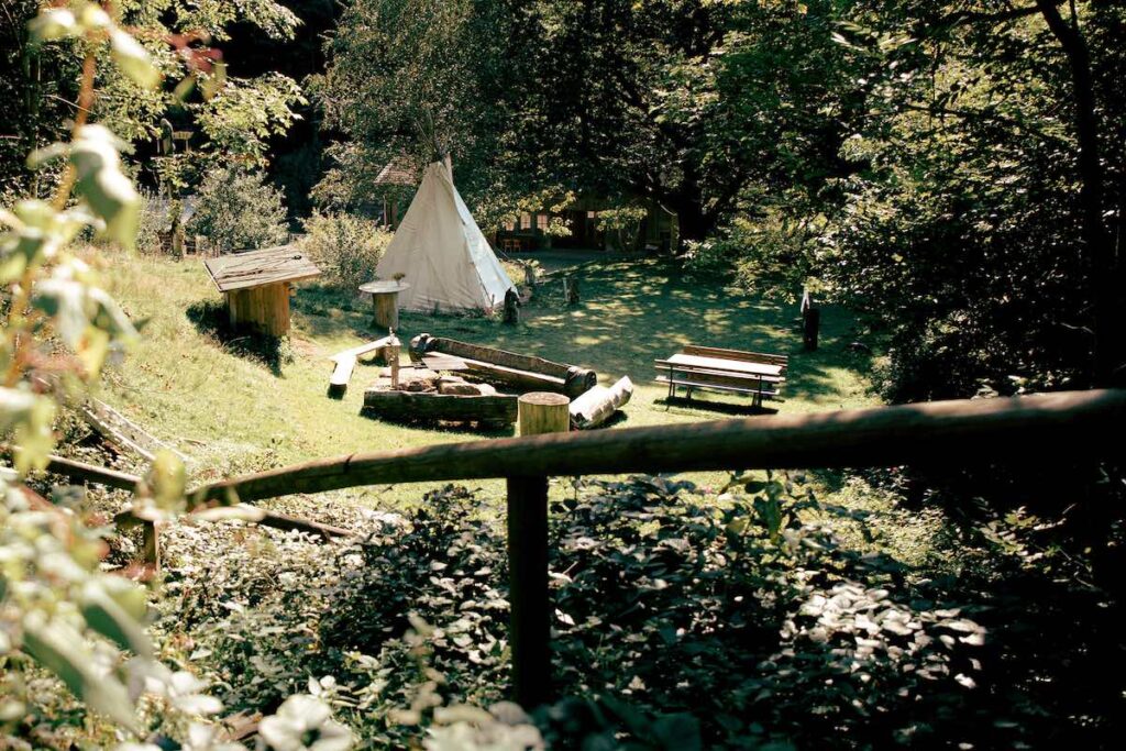 Aussicht auf das Tipi und die Feuerstelle