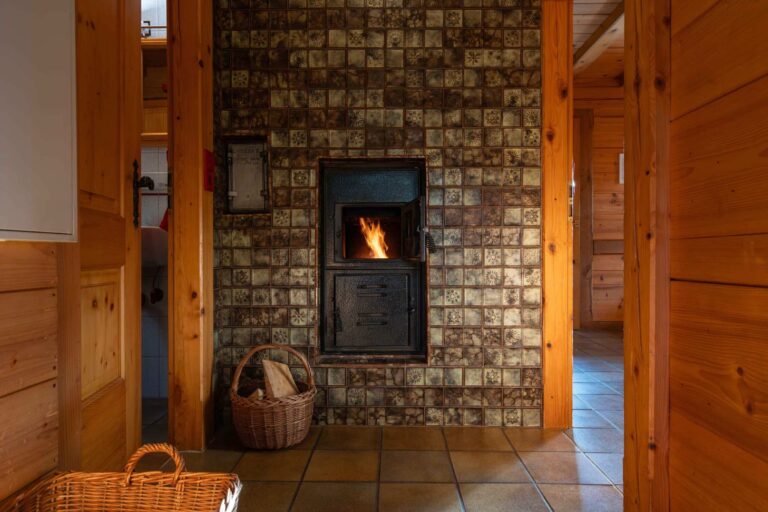 Kamin mit Feuer im Ferienhaus