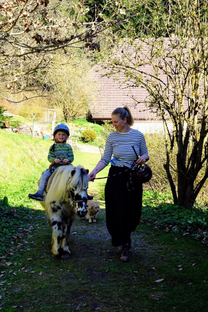 Desiree Fahrner mit Kind und Pony auf dem Horberlehof